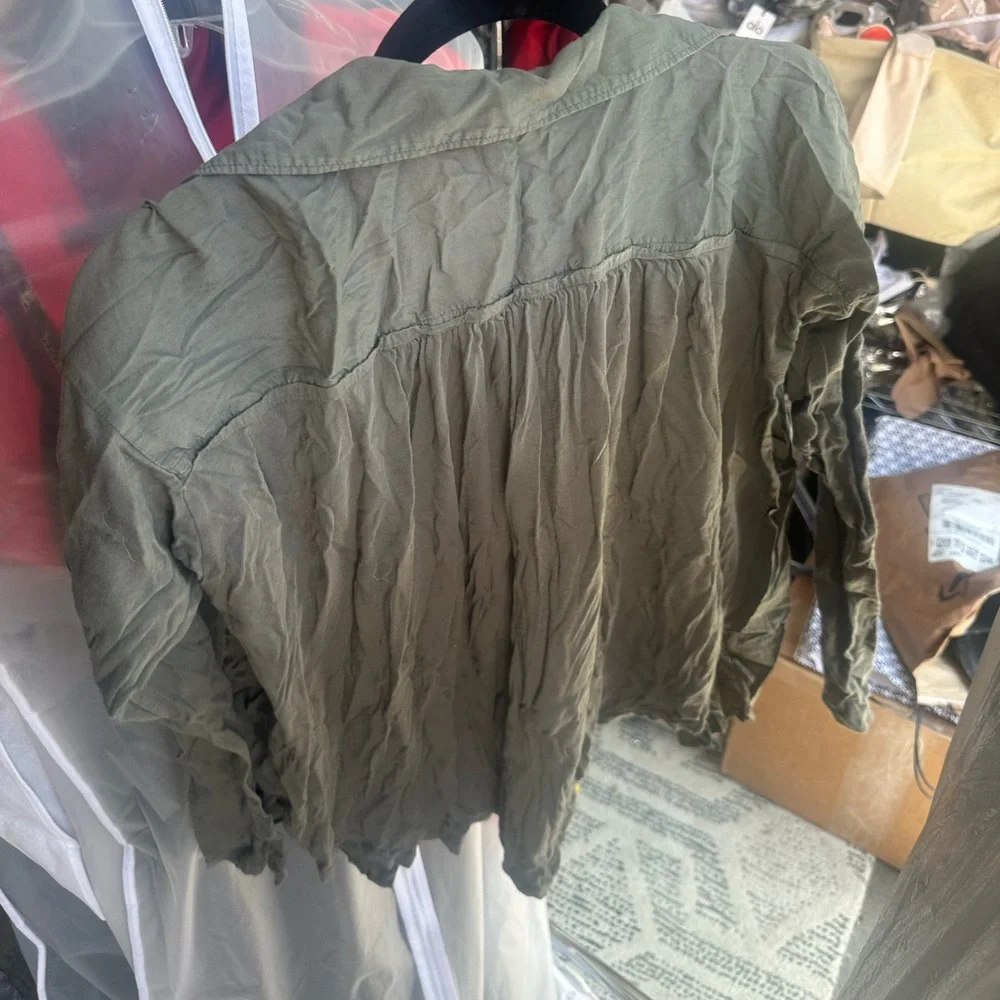 Button down - Picture 2 of 3